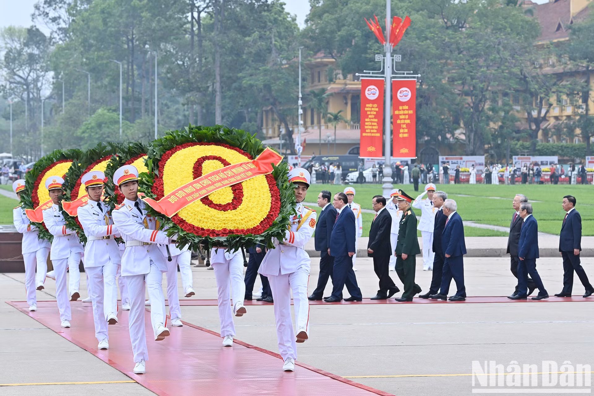 La ofrenda floral del Comité Central del Partido Comunista de Vietnam lleva la frase “Infinita gratitud al gran Presidente Ho Chi Minh”.