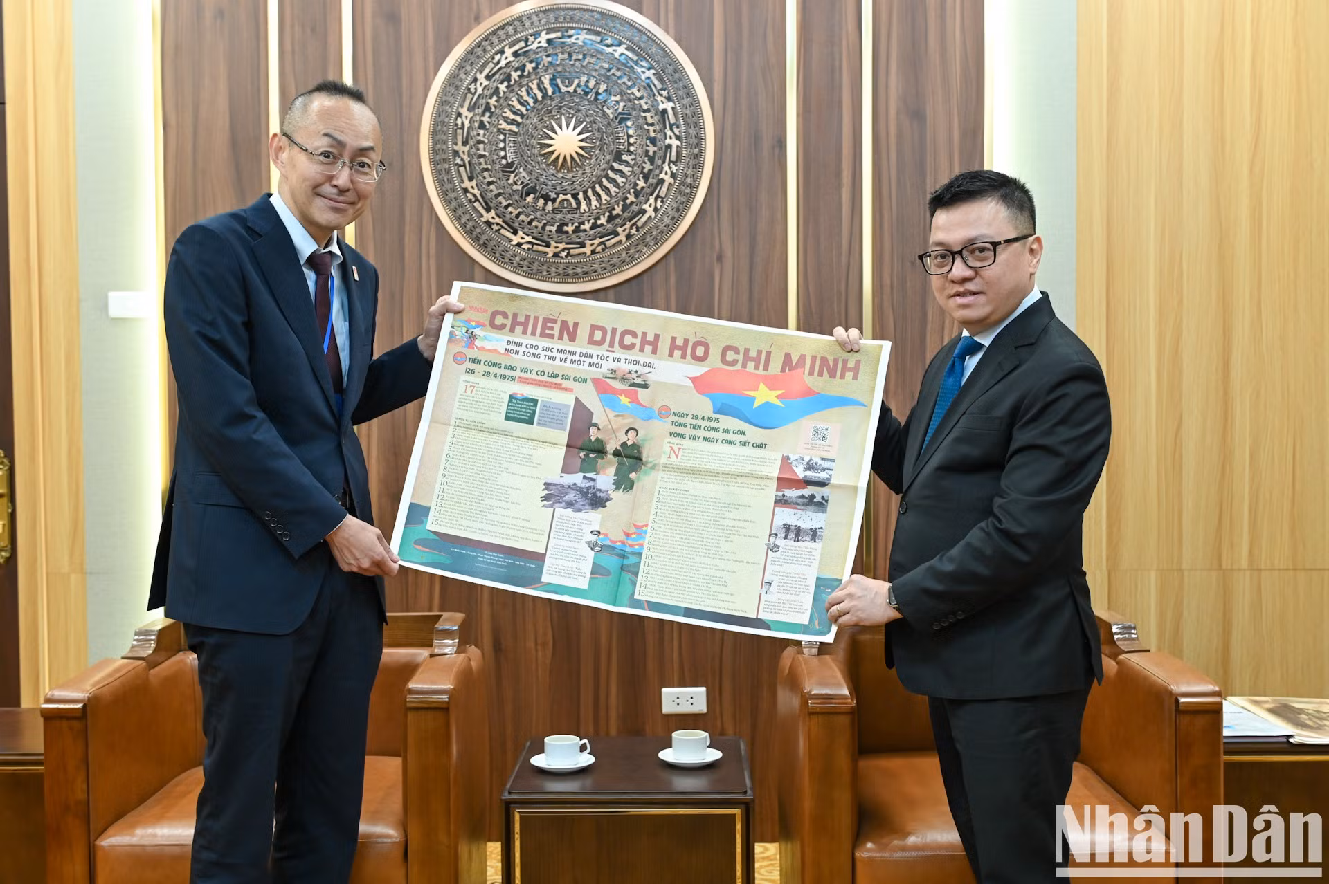 El presidente-editor de Nhan Dan, Le Quoc Minh, otorga al ejecutivo de la JICA el suplemento informativo especial por el 50 aniversario de la liberación del Sur y la reunificación de Vietnam.