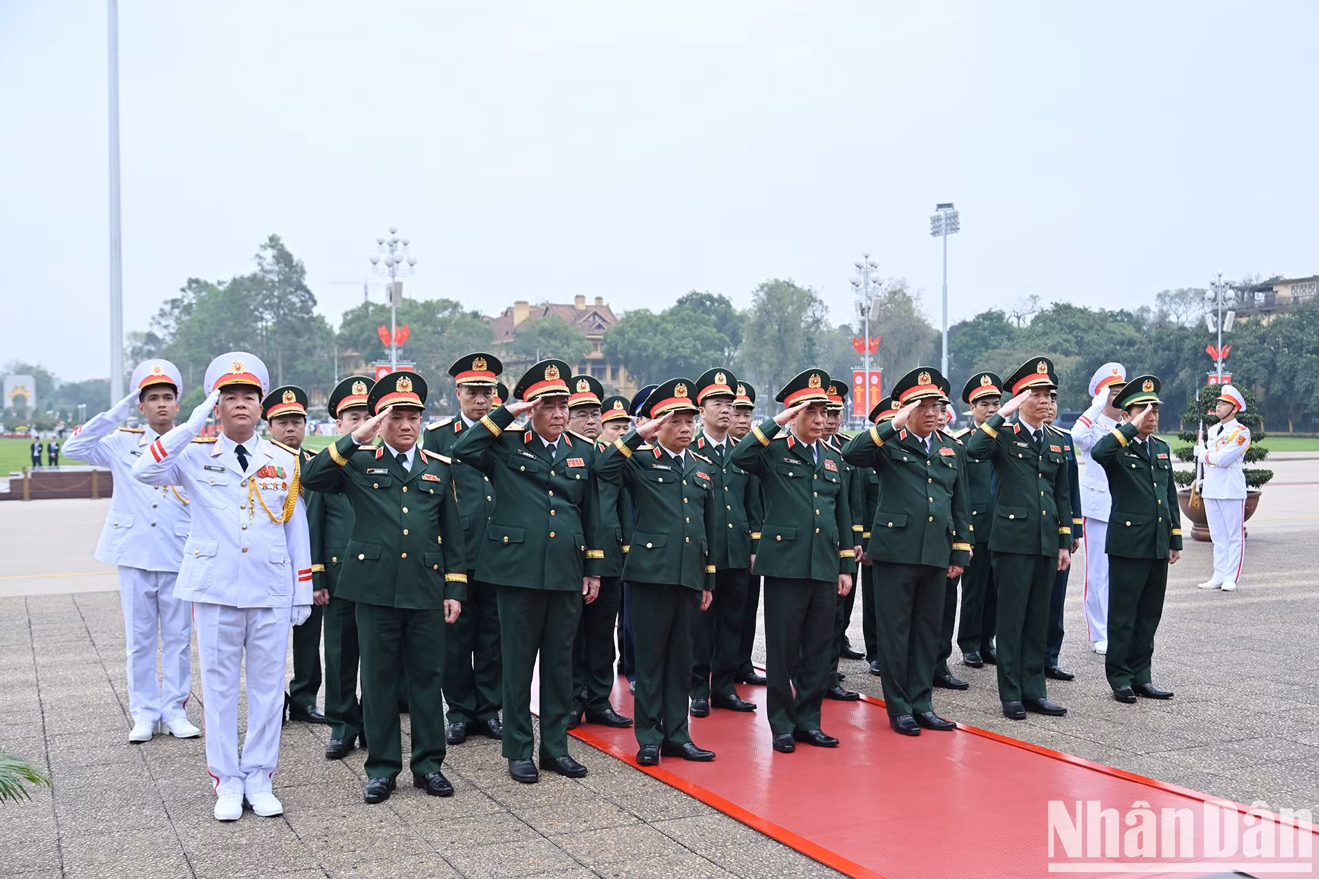 La delegación de la Comisión Militar Central y el Ministerio de Defensa.