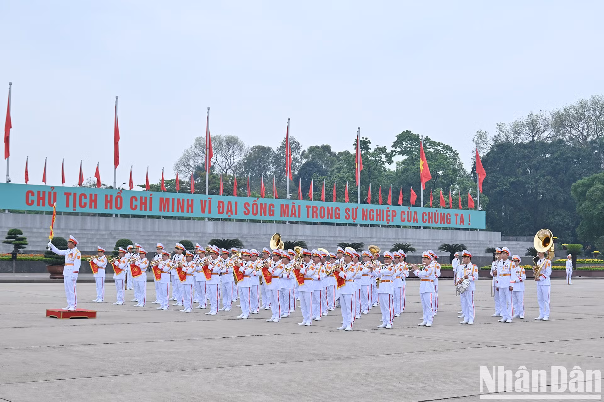 La banda militar sirve en el acto de homenaje, efectuado en la plaza de Ba Dinh.