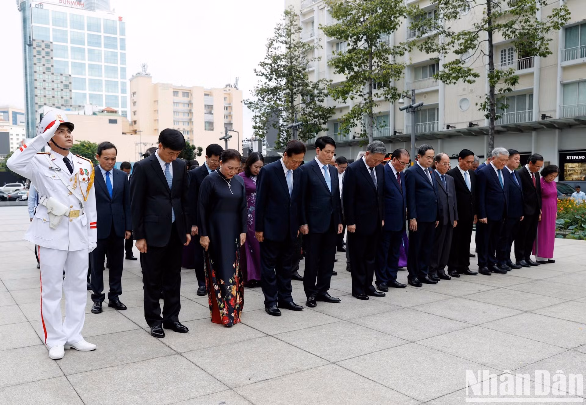 Los delegados se inclinan en homenaje al líder de la nación.