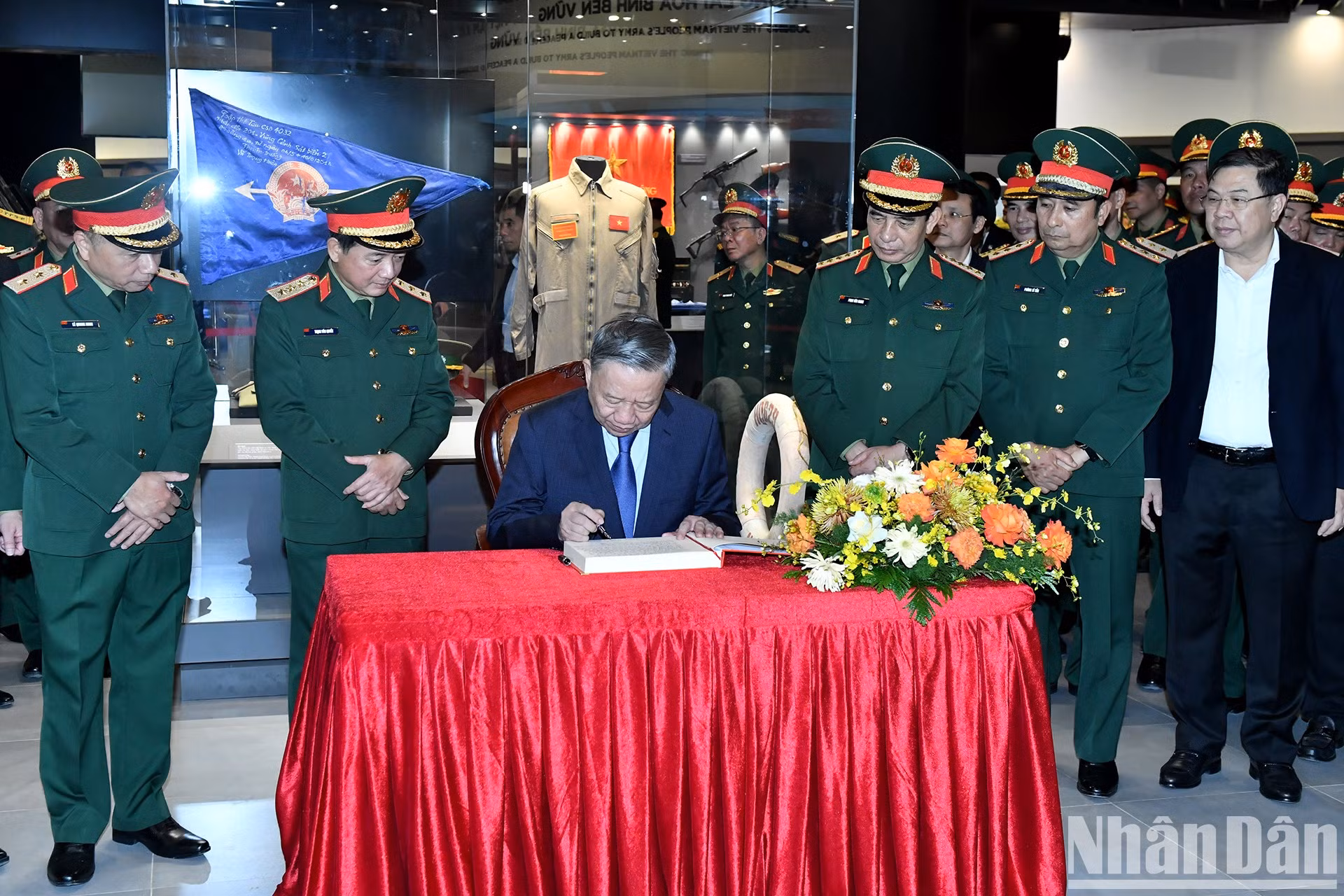 El dirigente firma el libro de visitas del museo. El dirigente firma el libro de visitas del museo.