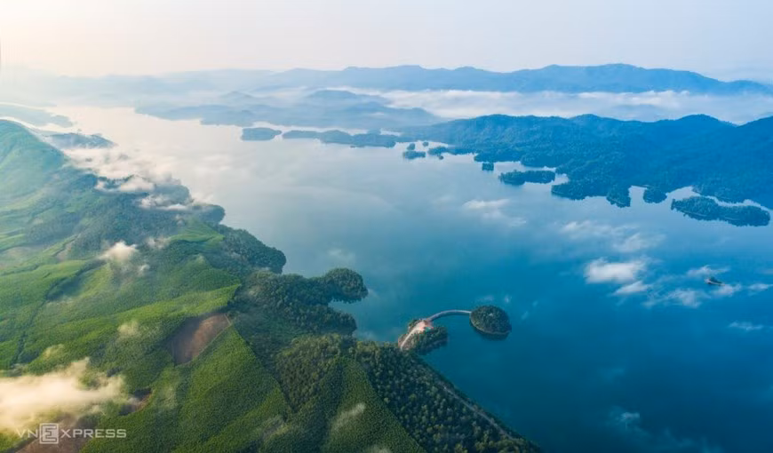 El lago Ke Go constituye una obra artificial famosa diseñada por un arquitecto francés con casi 30 kilómetros de largo y una capacidad de más de 300 millones de metros cúbicos de agua en la comuna de Cam My del distrito de Cam Xuyen.