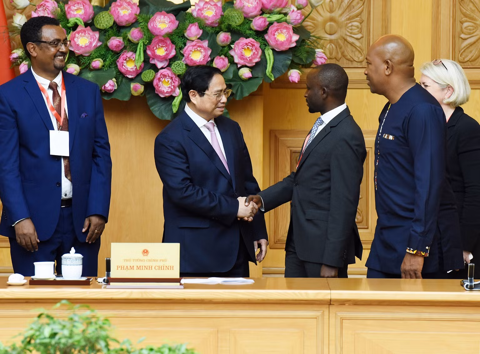 El premier vietnamita se despide de los visitantes. El premier vietnamita se despide de los visitantes.