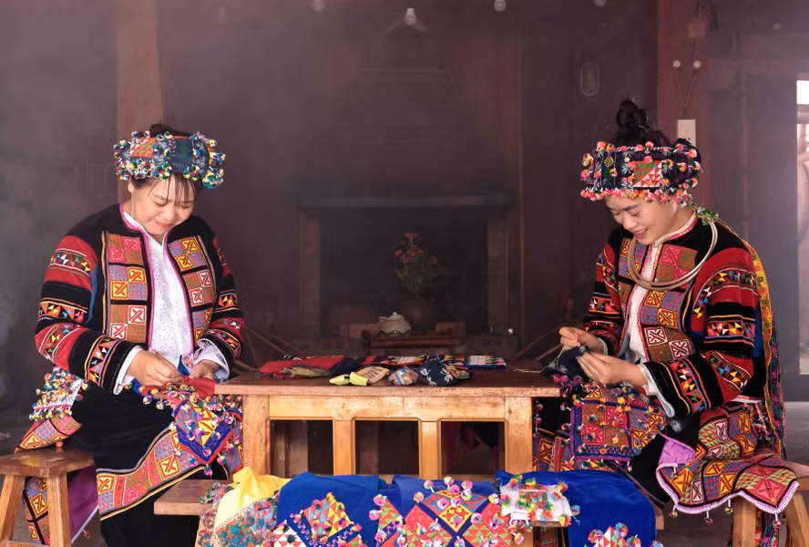 Las mujeres Lo Lo bordan hábilmente patrones en trajes tradicionales.