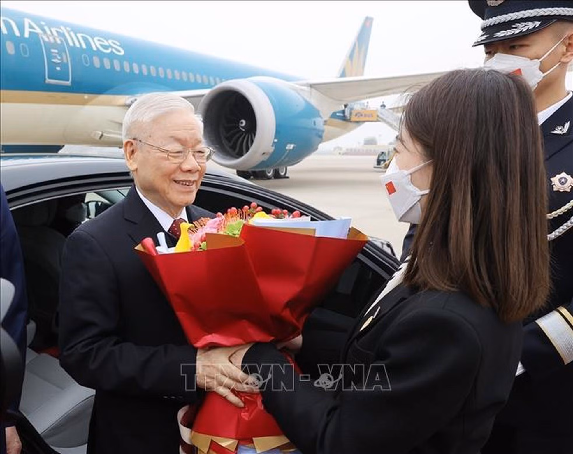 Entrega de flores de bienvenida al máximo dirigente partidista de Vietnam y la delegación de alto nivel del PCV.