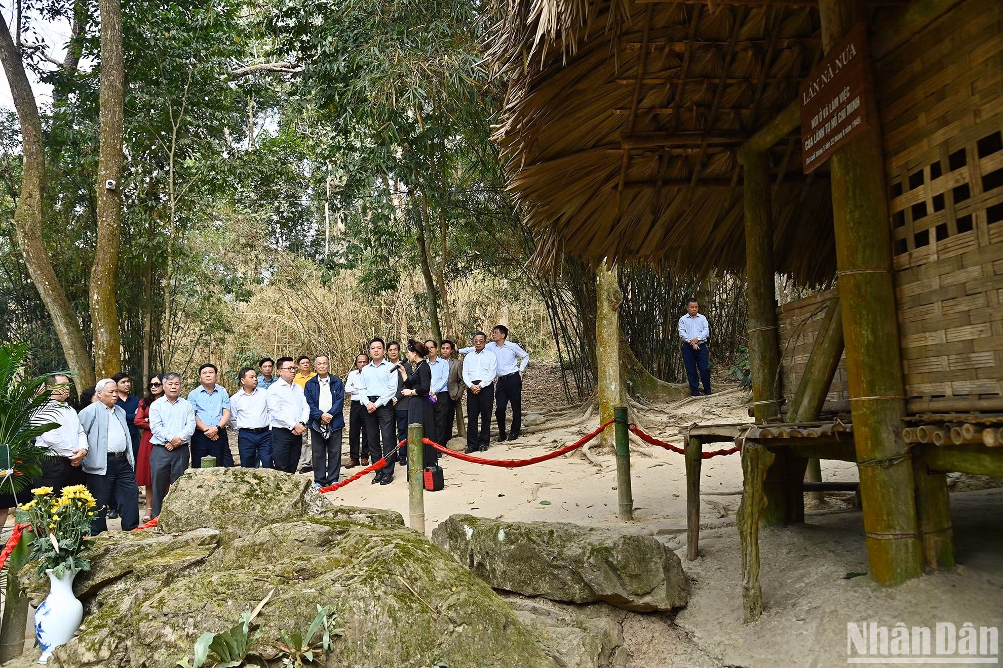 Lan Na Nua (Cabaña de Na Nua), donde el presidente Ho Chi Minh vivió desde finales de mayo al 22 de agosto de 1945 para preparar el levantamiento general más tarde conocido como Revolución de Agosto de 1945.
