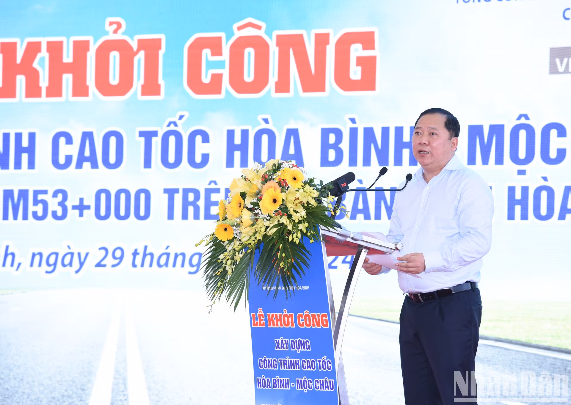 El secretario del Comité del Partido en Hoa Binh, Nguyen Phi Long.