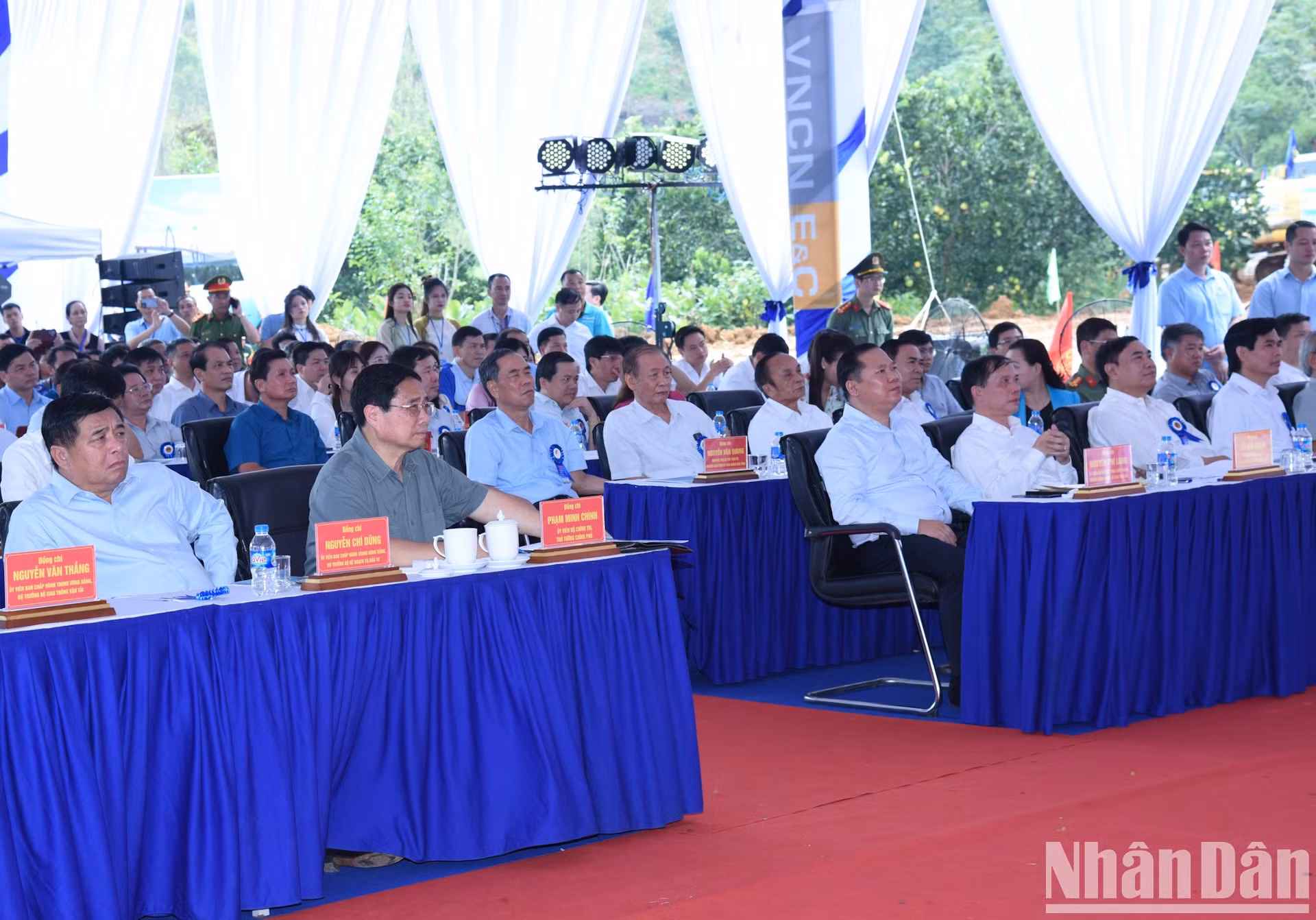 El premier Pham Minh Chinh y delegados al evento.