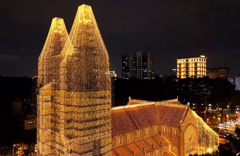La Catedral de Notre-Dame de Saigón, como siempre, se erige como un punto destacado en el centro de la ciudad. La Catedral de Notre-Dame de Saigón, como siempre, se erige como un punto destacado en el centro de la ciudad.