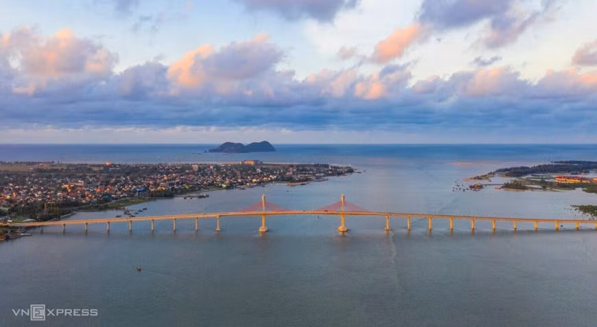 El puente de Cua Hoi, también conocido como puente de Ben Thuy 3, tiene más de 1,7 kilómetros de largo, es el tercer puente que cruza el río Lam y conecta las provincias de Ha Tinh y Nghe An.