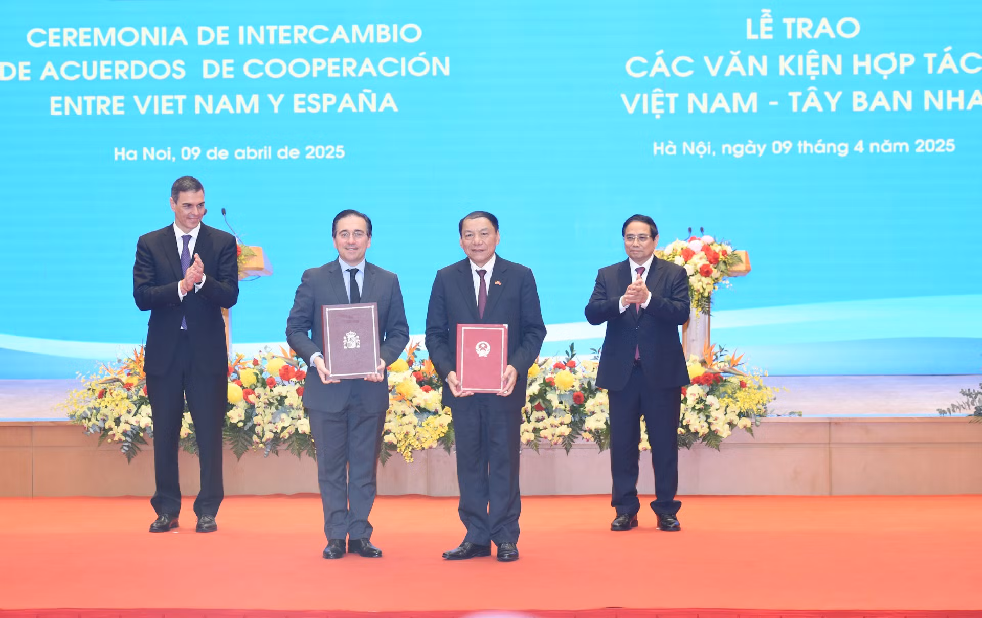 La entrega de un Memorando de Entendimiento sobre la cooperación cultural y deportiva entre el Ministerio de Cultura, Deportes y Turismo de Vietnam y el Ministerio de Educación, Formación Profesional y Deportes de España.
