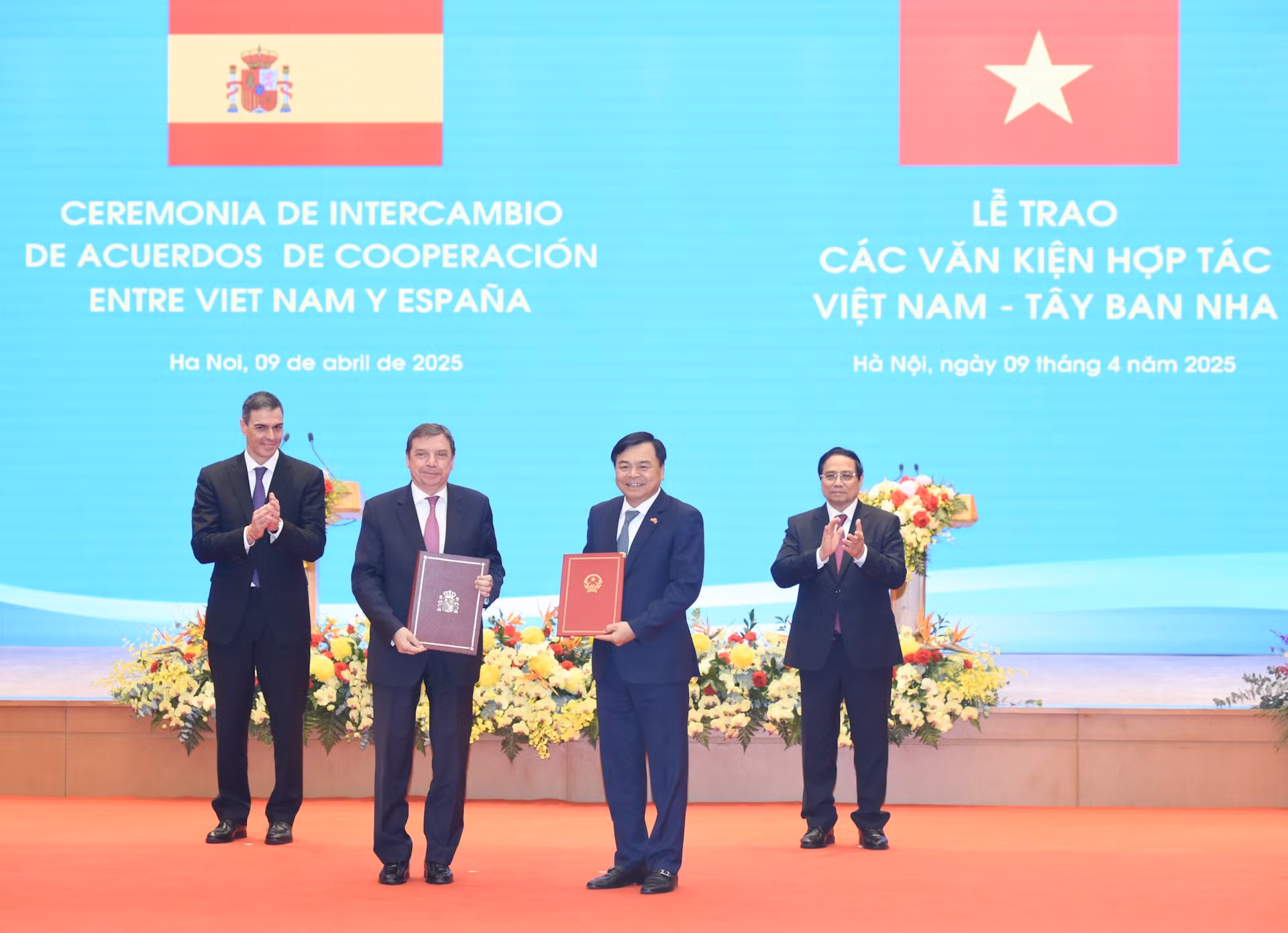 Los representantes del Ministerio de Agricultura y Medio Ambiente de Vietnam y del Ministerio de Agricultura, Pesca y Alimentación de España intercambian un Memorando de Entendimiento sobre la cooperación en seguridad y calidad alimentaria, medicina veterinaria, protección vegetal y pesca, en presencia de los jefes de Gobierno de sus países.