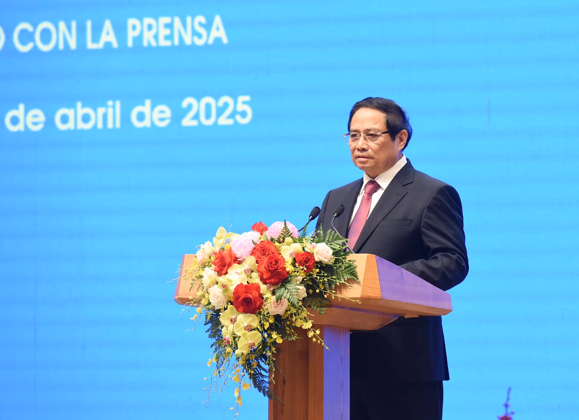 El premier Pham Minh Chinh habla en la rueda de prensa.