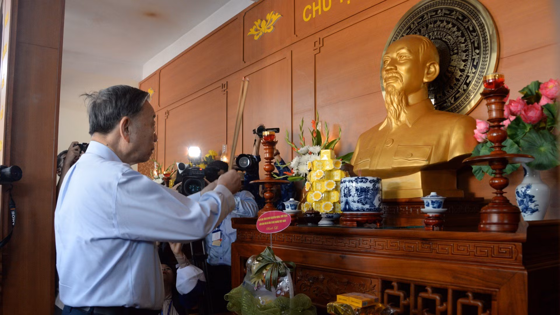 To Lam rinde homenaje al Presidente Ho Chi Minh en la Casa Conmemorativa dedicada a él en la localidad.