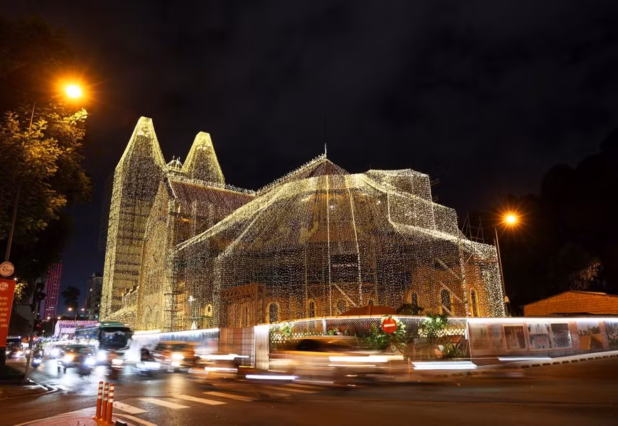 La Catedral de Notre-Dame de Saigón brilla con luces multicolores en bienvenida a la Navidad. La Catedral de Notre-Dame de Saigón brilla con luces multicolores en bienvenida a la Navidad.