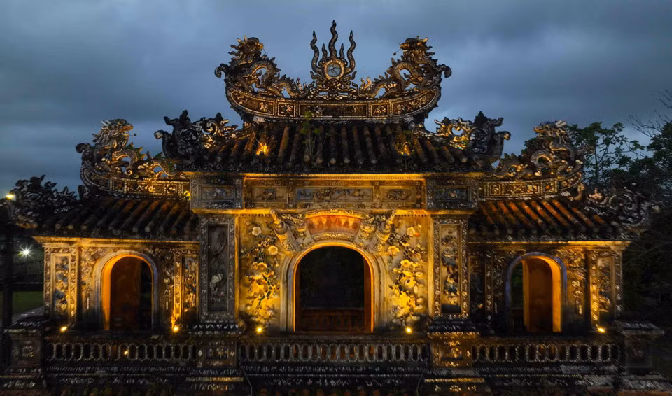 La Puerta de Hien Nhon (también conocida como Hien Nhan) se encuentra en el lado oriental de la Ciudadela Imperial de Hue, sobre la calle de Doan Thi Diem, en el barrio de Thuan Thanh, en la ciudad de Hue. En tiempos pasados, esta puerta estaba reservada exclusivamente para el ingreso y la salida de funcionarios y hombres. Es considerada la más hermosa de las 13 puertas de la Ciudadela, gracias a sus intrincados patrones y delicados motivos tallados.