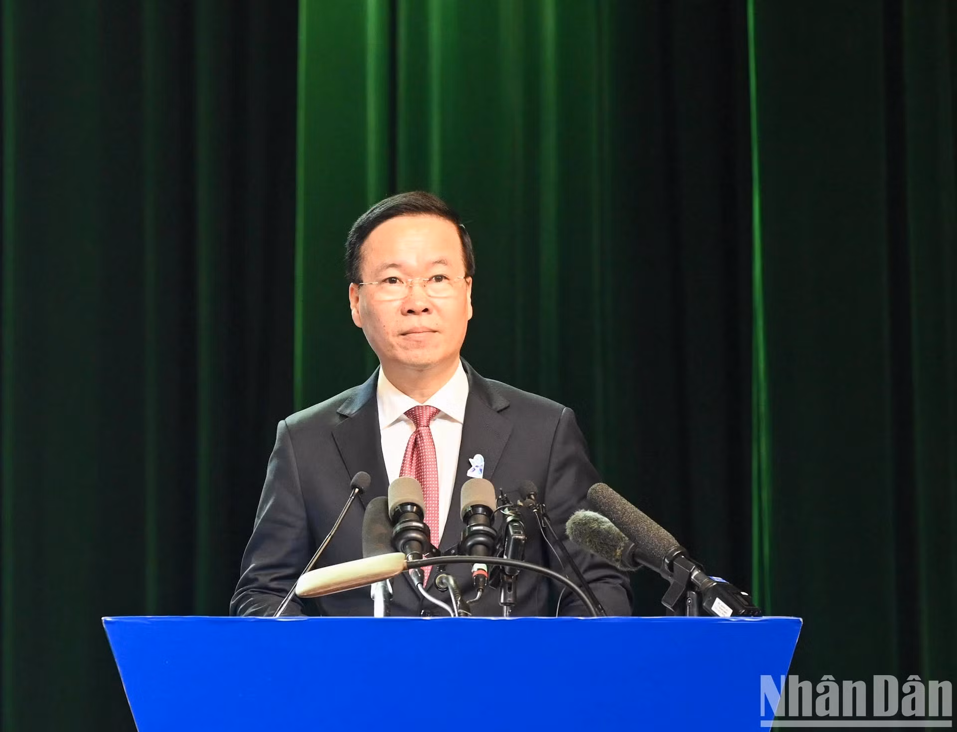 El presidente del país, Vo Van Thuong, interviene en la cita.