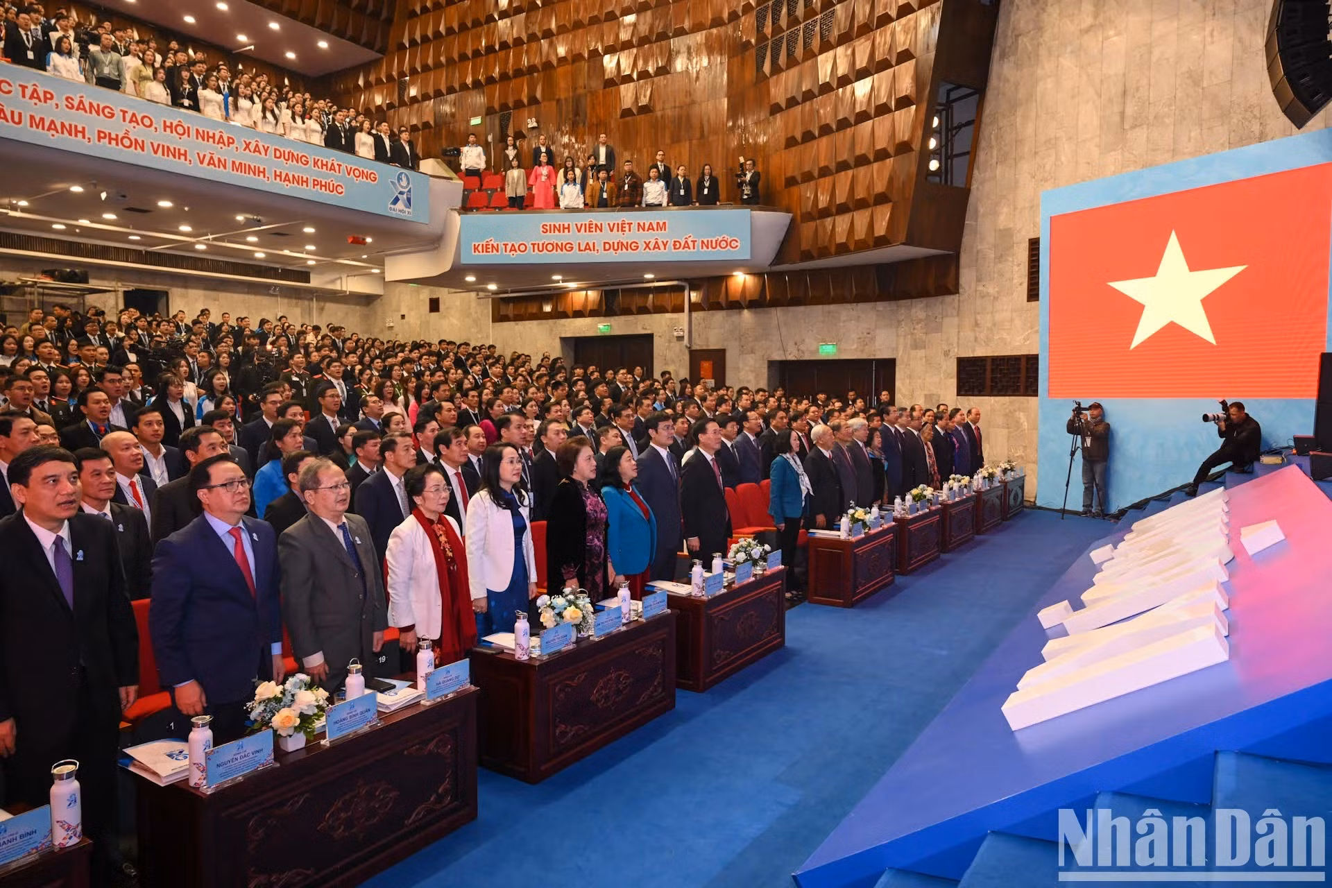 Los delegados en el acto de saludo a bandera.