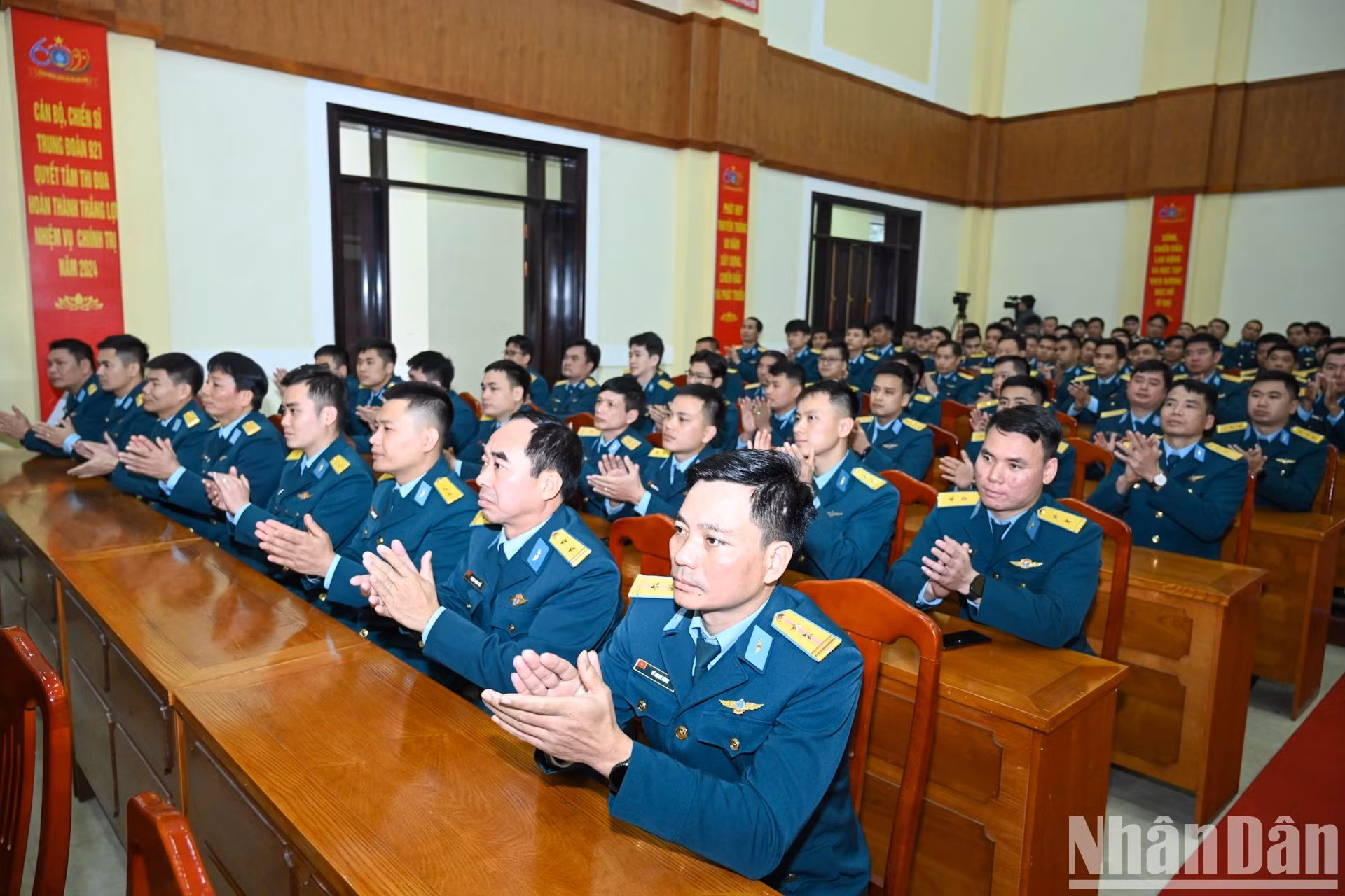 Oficiales y soldados del Regimiento.