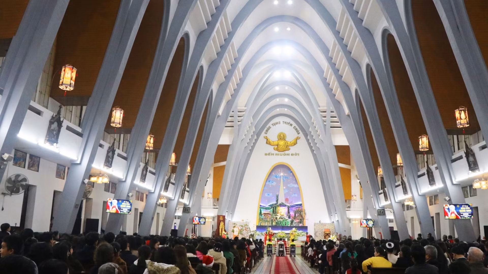Muchos feligreses acuden a misa en la Catedral de Phu Cam.