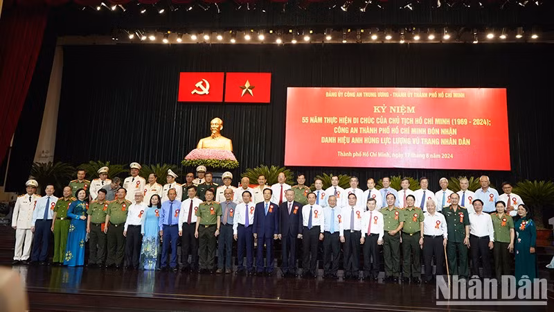 El secretario general del PCV y presidente To Lam posa junto a dirigentes y exdirigentes del Partido y del Estado participantes en la ceremonia.