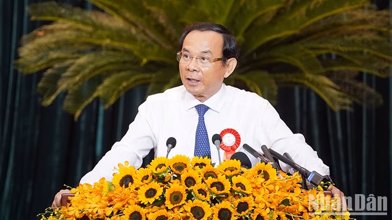 El miembro del Buró Político del Comité Central del PCV y secretario del Comité del PCV en Ciudad Ho Chi Minh, Nguyen Van Nen, da palabras.