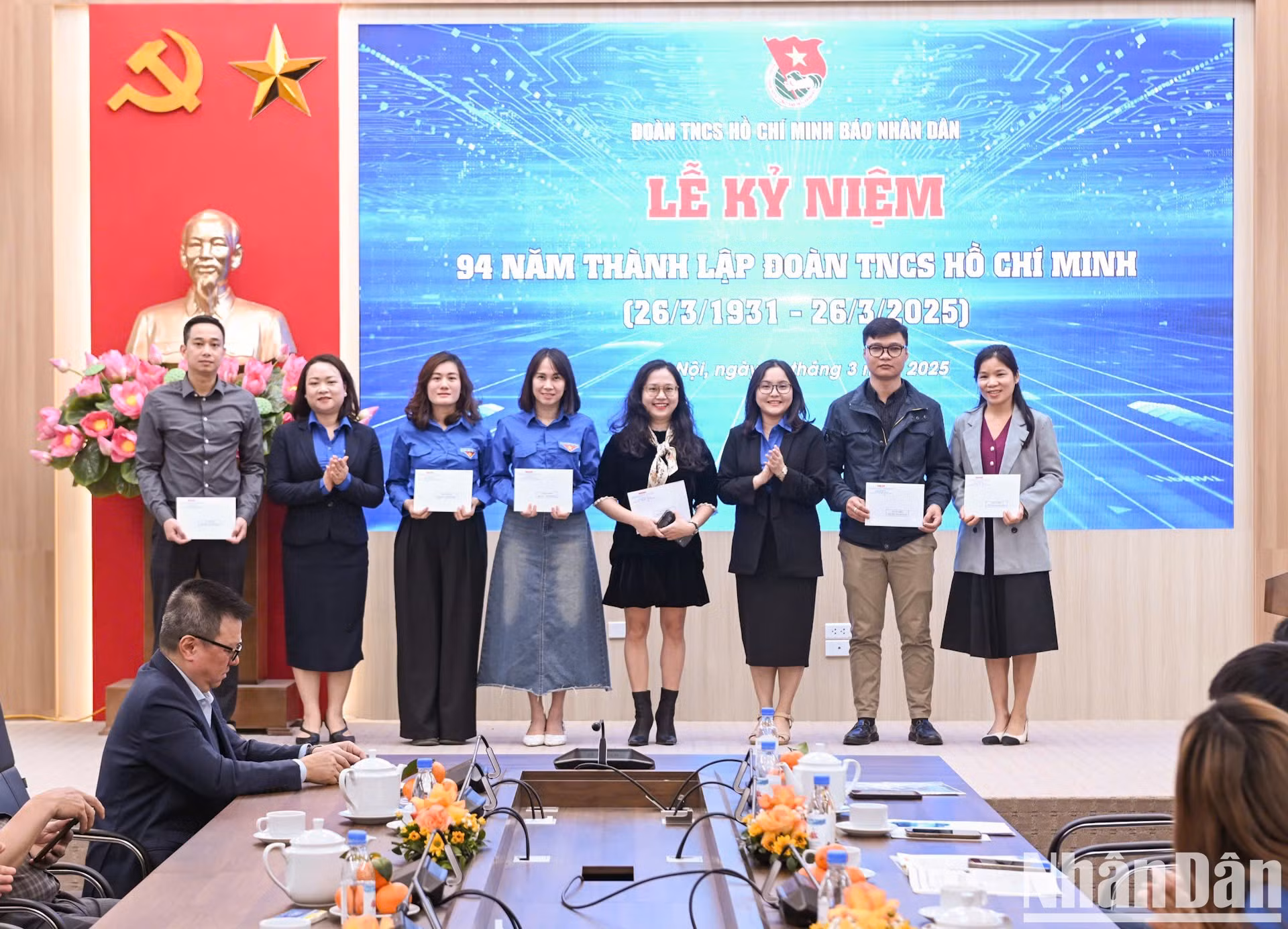Las compañeras Le Khanh Binh y Tran Thi Ngoc Quynh entregan regalos y la decisión sobre el término de membresía a los miembros elegibles.