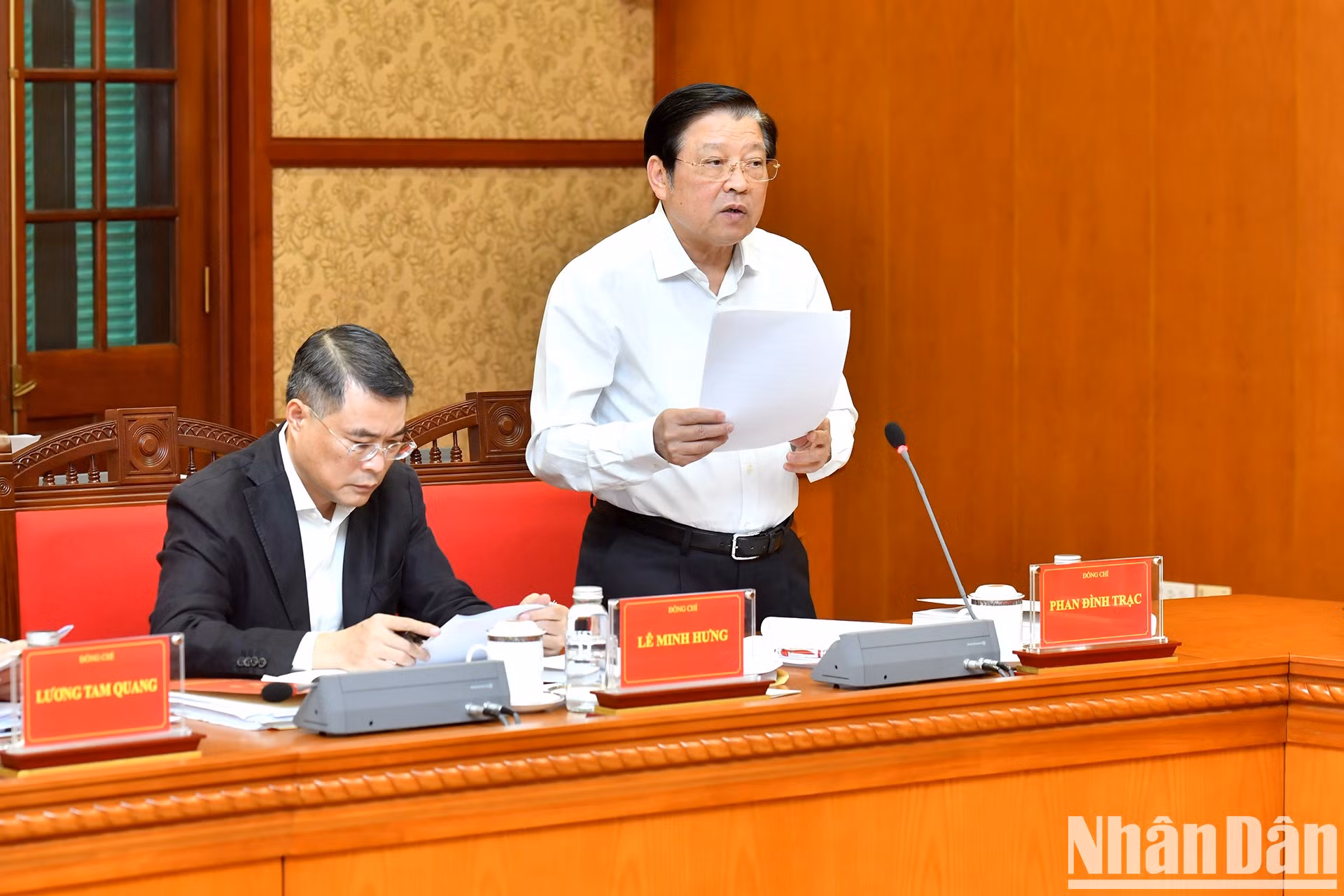 Phan Dinh Trac, miembro del Buró Político y del Secretariado del Comité Central del Partido, y jefe de la Comisión de Asuntos Internos de ese comité, presenta un informe.