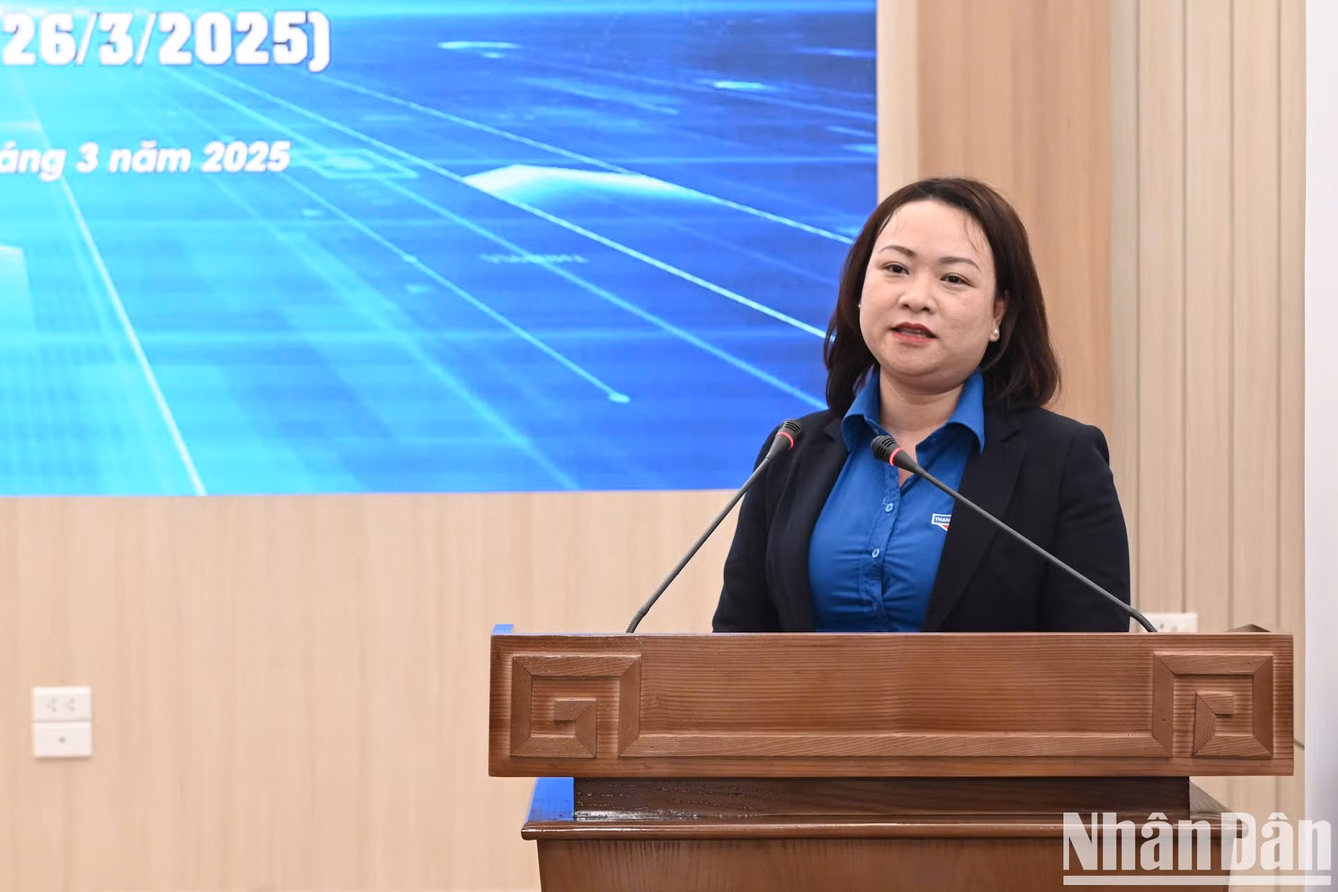 La secretaria del Comité de la Unión en el bloque de agencias centrales del Partido, Tran Thi Ngoc Quynh, da palabras.