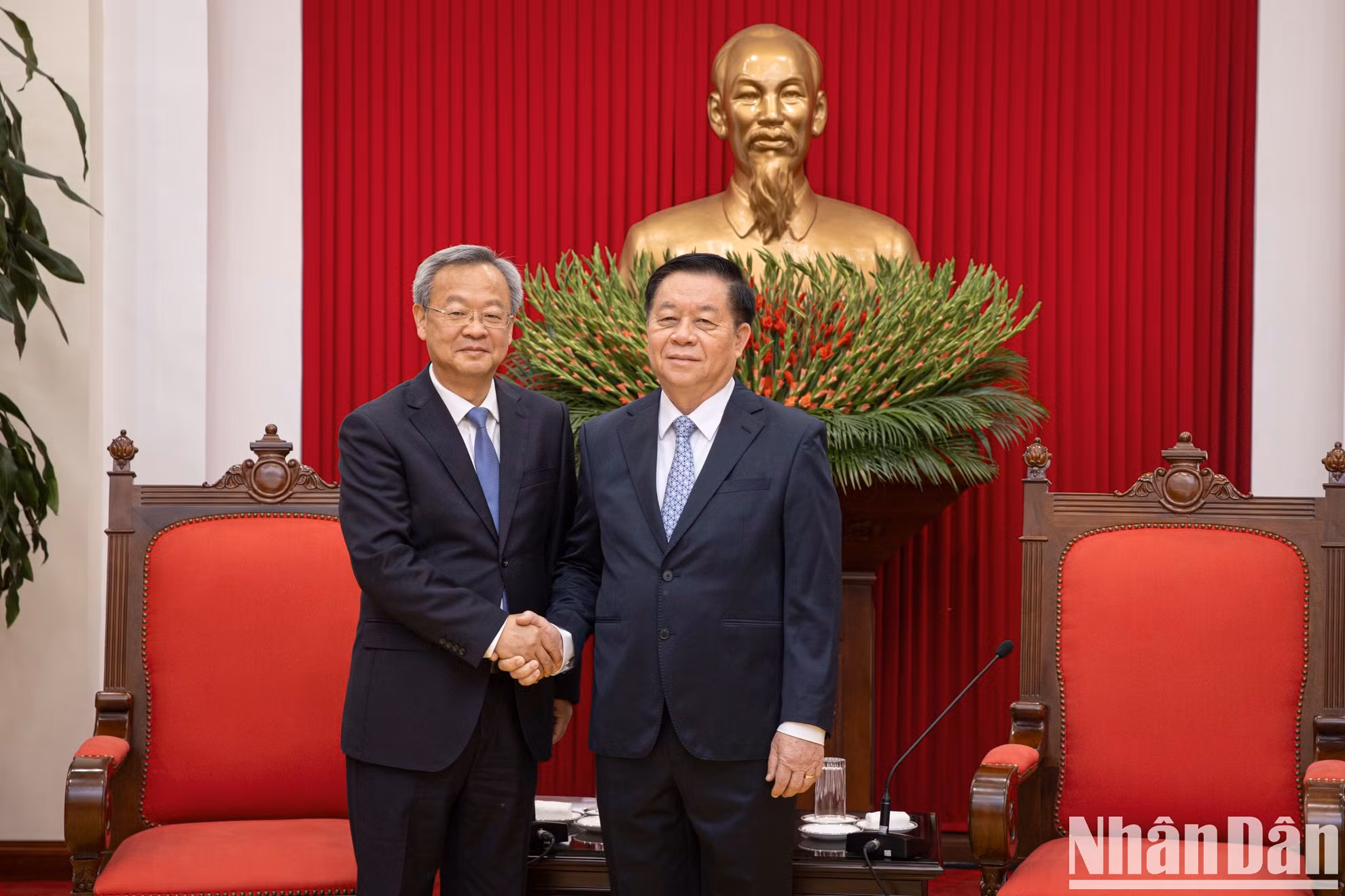El jefe de la Comisión de Propaganda y Movilización de Masas del Comité Central del PCV, Nguyen Trong Nghia, y el redactor jefe del Diario del Pueblo, Chen Jianwen.
