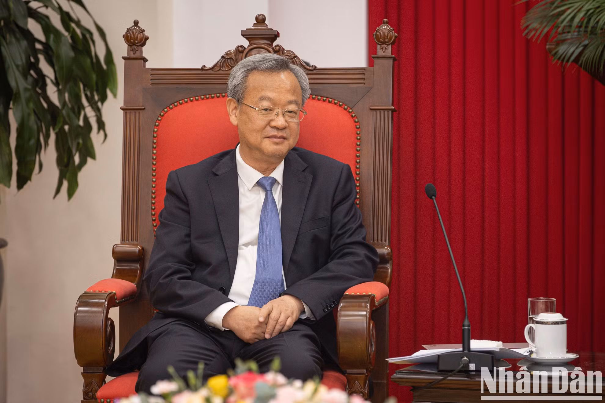 El redactor jefe del Diario del Pueblo, Chen Jianwen, informa al funcionario anfitrión las actividades enmarcadas en su actual visita de trabajo en Vietnam.