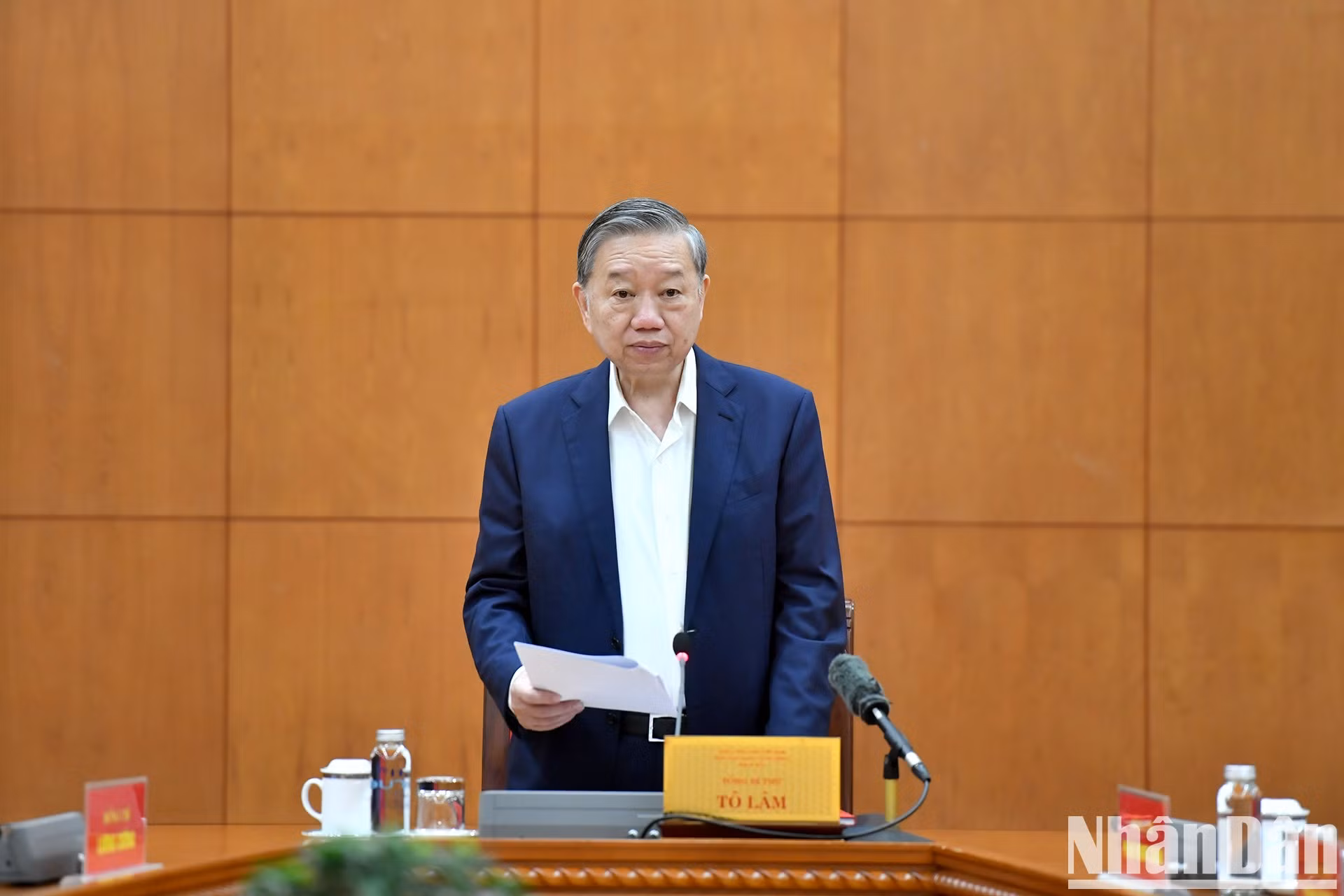 El secretario general del Partido, To Lam, preside la reunión.
