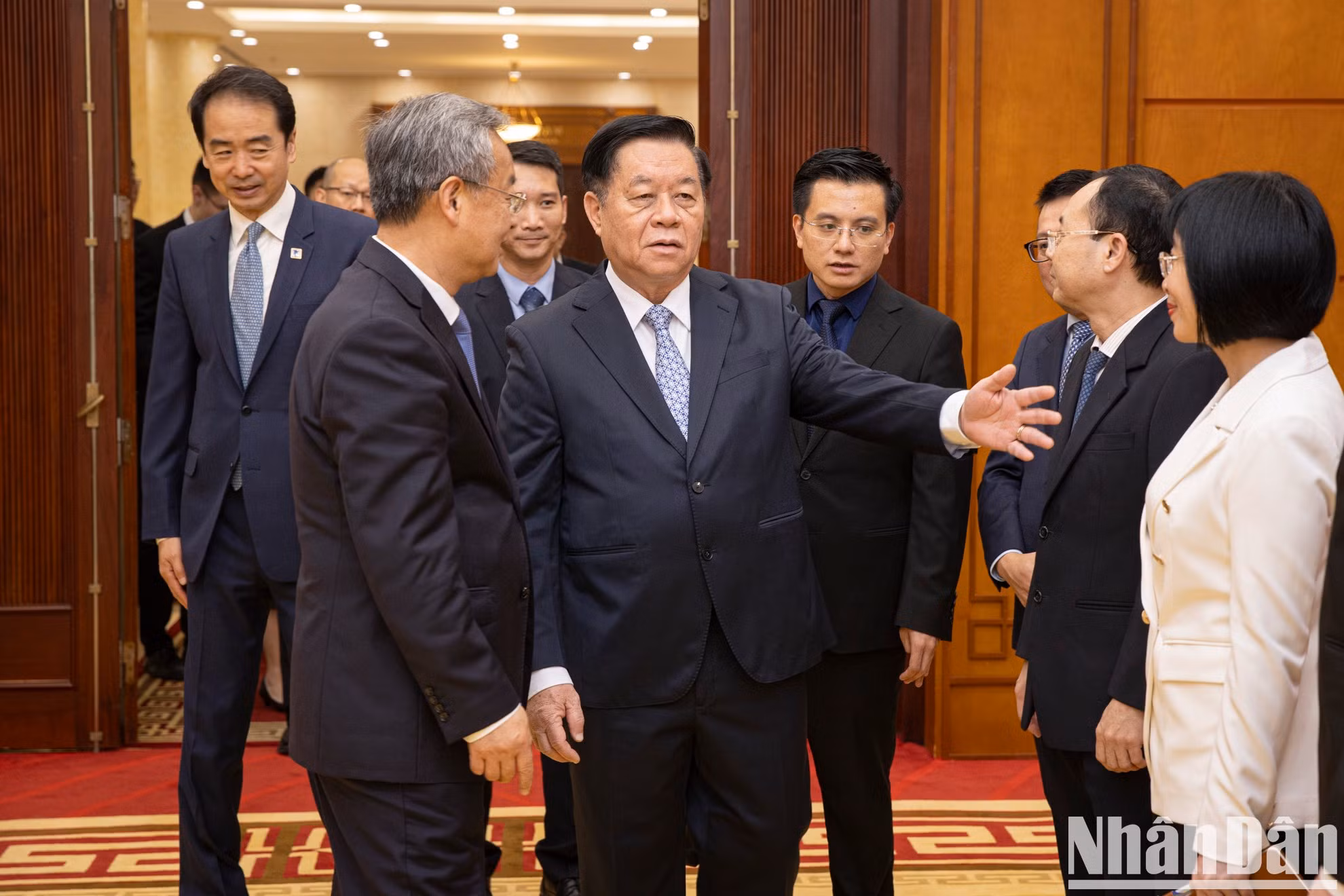 El jefe de la Comisión de Propaganda y Movilización de Masas del Comité Central del PCV, Nguyen Trong Nghia, recibe al redactor jefe del Diario del Pueblo, Chen Jianwen.