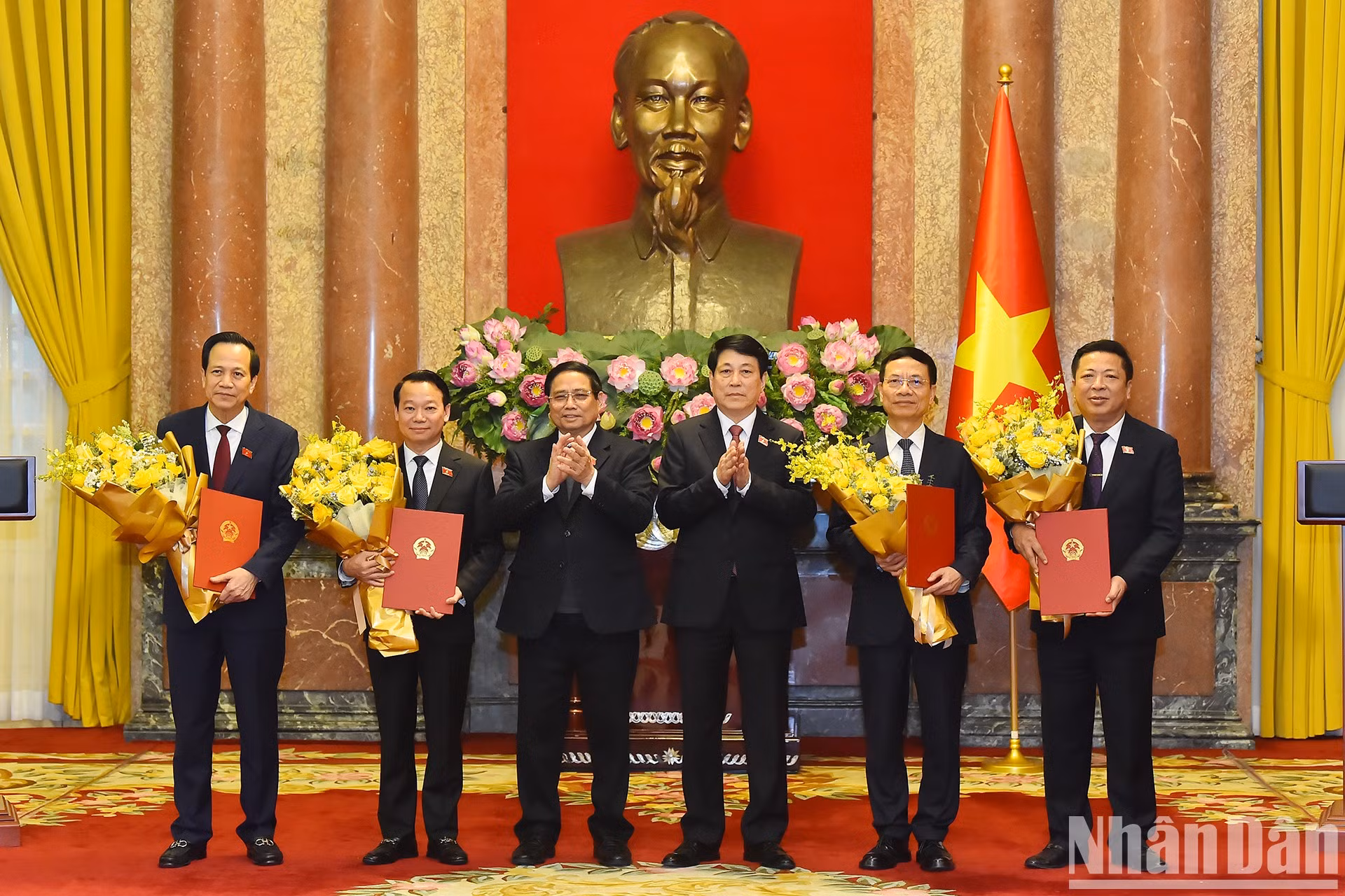 El presidente Luong Cuong y el primer ministro Pham Minh Chinh posan juntos a los miembros del Comité Central del Partido que asumirán el cargo de ministro, a saber, Tran Hong Minh, de la cartera de Construcción; Nguyen Manh Hung, de Ciencia y Tecnología; Do Duc Duy, de Agricultura y Medioambiente; y Dao Ngoc Dung, de Asuntos Étnicos y Religiosos. El presidente Luong Cuong y el primer ministro Pham Minh Chinh posan juntos a los miembros del Comité Central del Partido que asumirán el cargo de ministro, a saber, Tran Hong Minh, de la cartera de Construcción; Nguyen Manh Hung, de Ciencia y Tecnología; Do Duc Duy, de Agricultura y Medioambiente; y Dao Ngoc Dung, de Asuntos Étnicos y Religiosos.