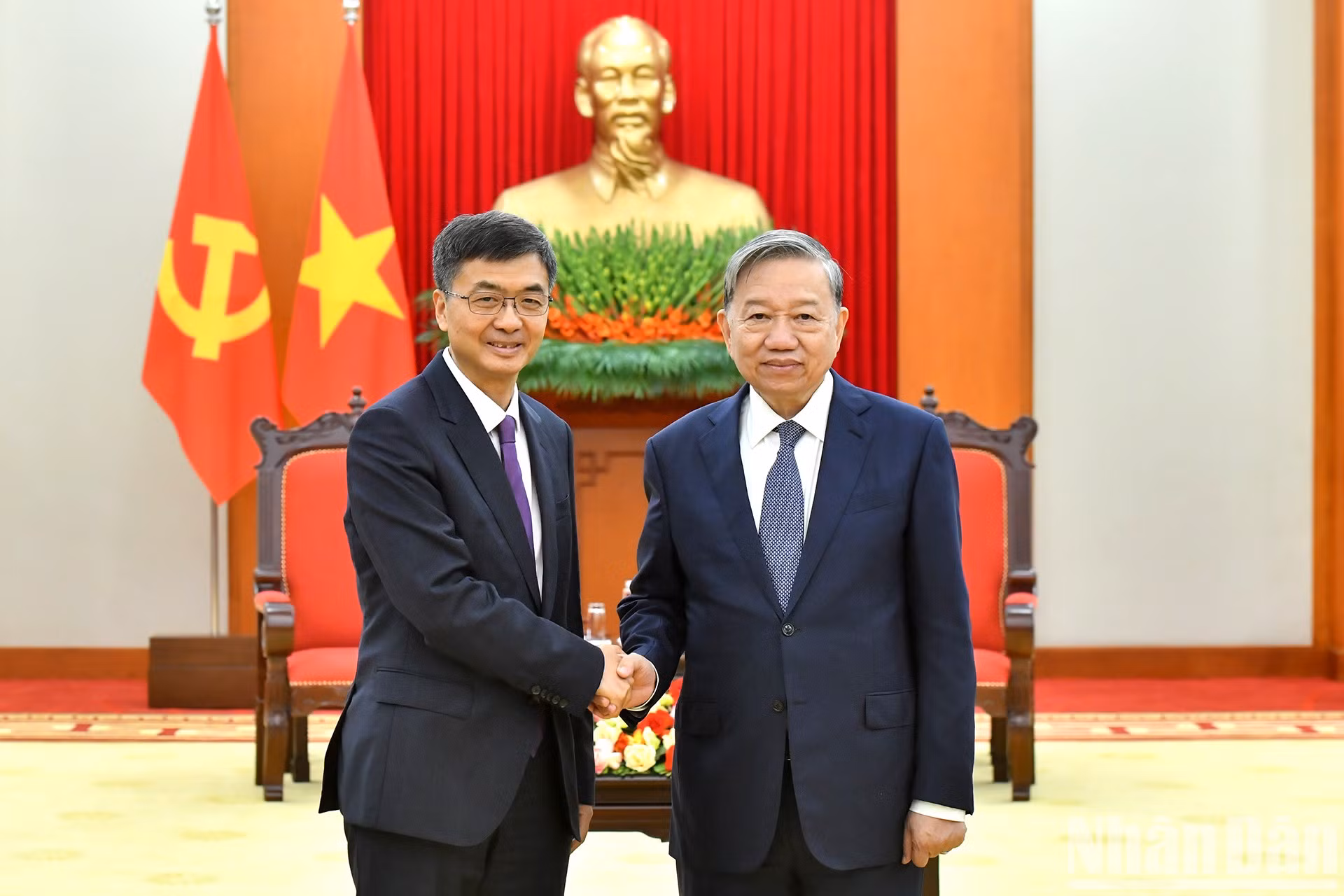 El secretario general del PCV, To Lam, recibe al secretario del Comité del PCCh en la región de Guangxi, Chen Gang.