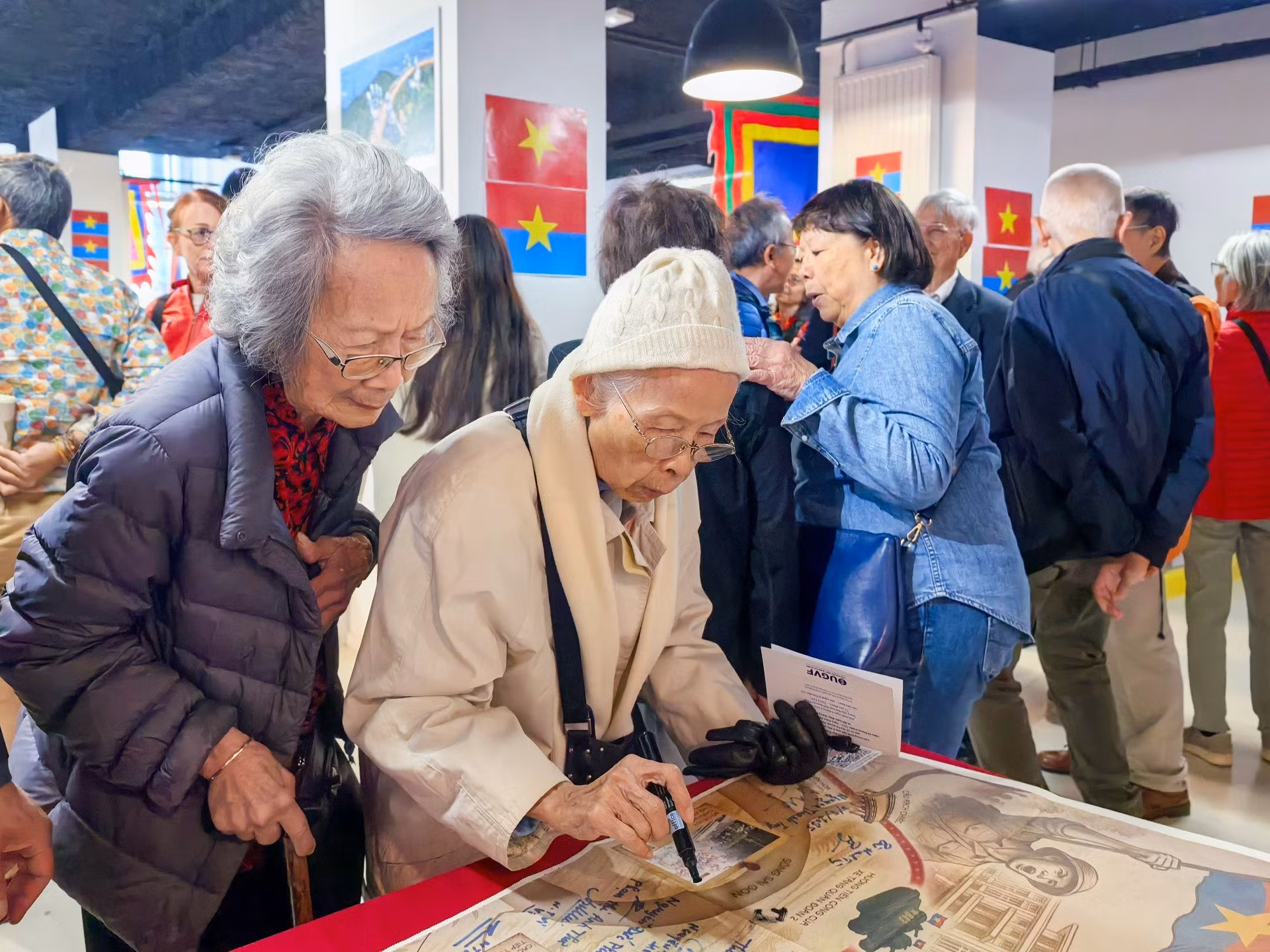Según Thérèse Nguyen Van Ky (la de abrigo morado), la gran victoria del 30 de abril de 1975 fue una noticia abrumadora que le provocó una alegría indescriptible. Al día siguiente, cuando fue a trabajar a la clínica como siempre, los pacientes franceses que sentían afecto por Vietnam la felicitaron a ella y a todo el pueblo vietnamita. Según Thérèse Nguyen Van Ky (la de abrigo morado), la gran victoria del 30 de abril de 1975 fue una noticia abrumadora que le provocó una alegría indescriptible. Al día siguiente, cuando fue a trabajar a la clínica como siempre, los pacientes franceses que sentían afecto por Vietnam la felicitaron a ella y a todo el pueblo vietnamita.
