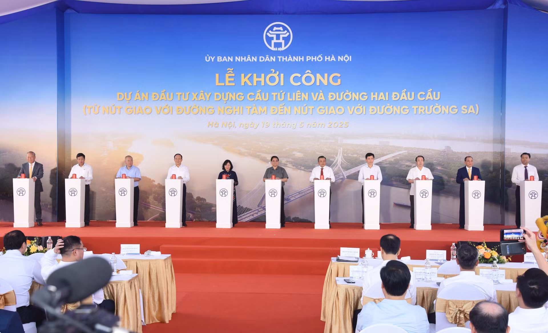 El jefe de Gobierno y delegados realizan el protocolo para dar inicio al proyecto.