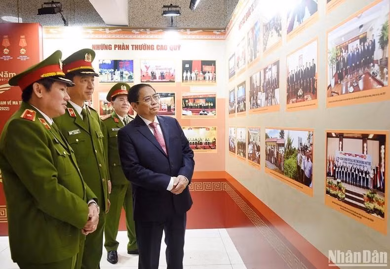El jefe de Gobierno recorre la sala de exposición del Departamento.