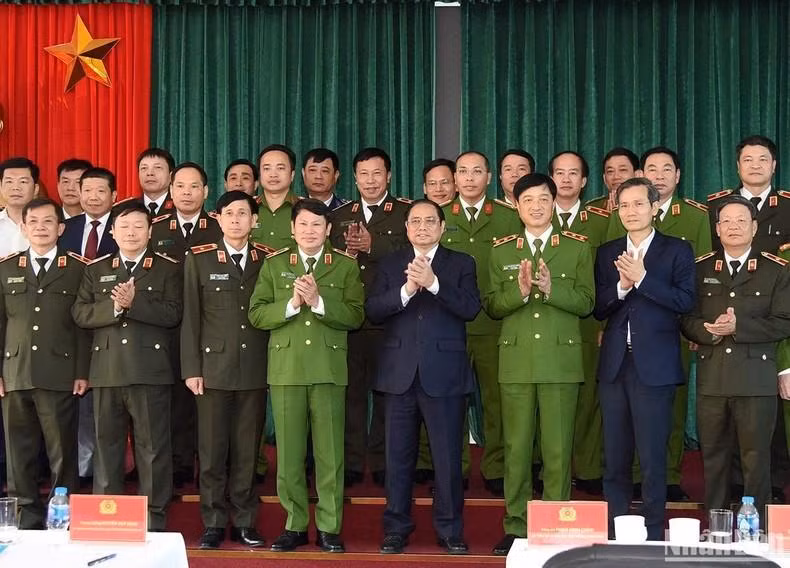 Minh Chinh posa junto con otros delegados.