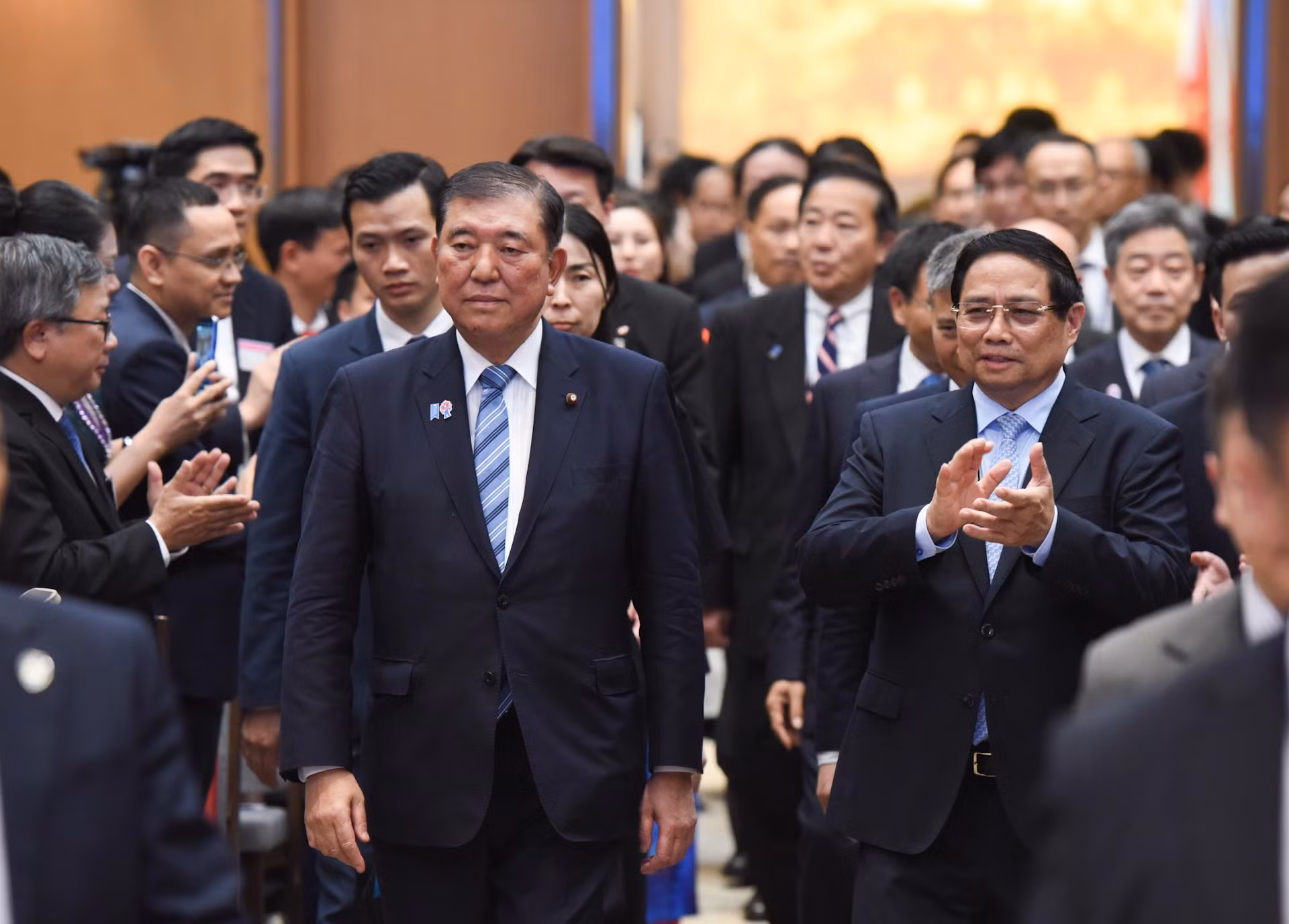 El primer ministro vietnamita, Pham Minh Chinh, y su homólogo de Japón, Ishiba Shigeru, llegan al lugar del evento.