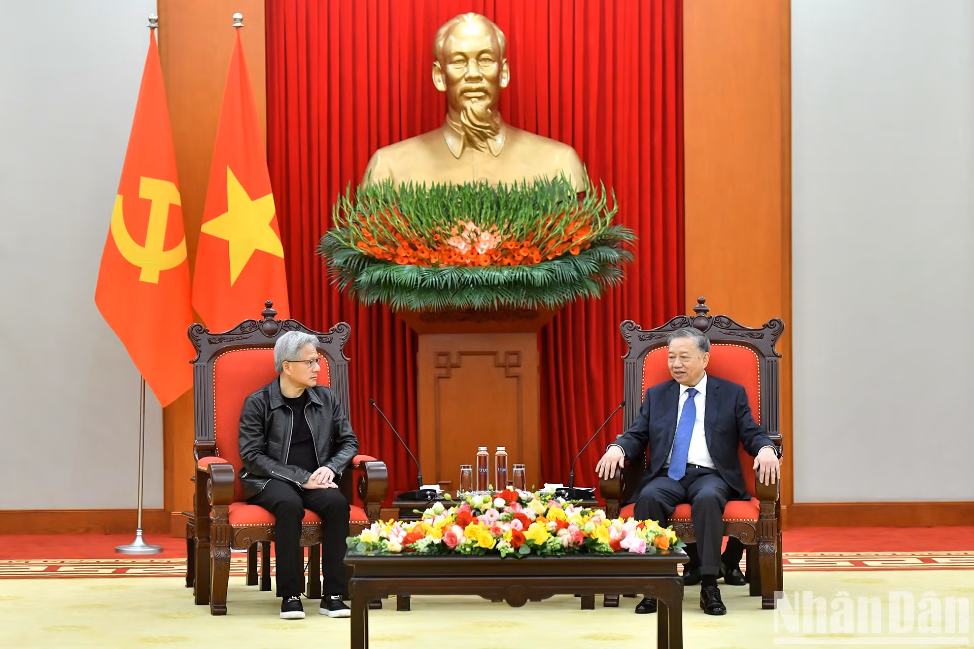 [Foto] Dirigente partidista vietnamita se entrevista con presidente de NVIDIA