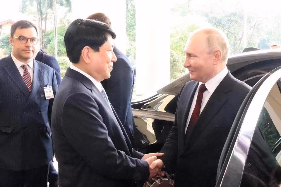 El miembro del Buró Político y permanente del Secretariado del Comité Central del PCV, Luong Cuong, recibe al presidente ruso, Vladimir Putin, el 20 de junio de 2024.