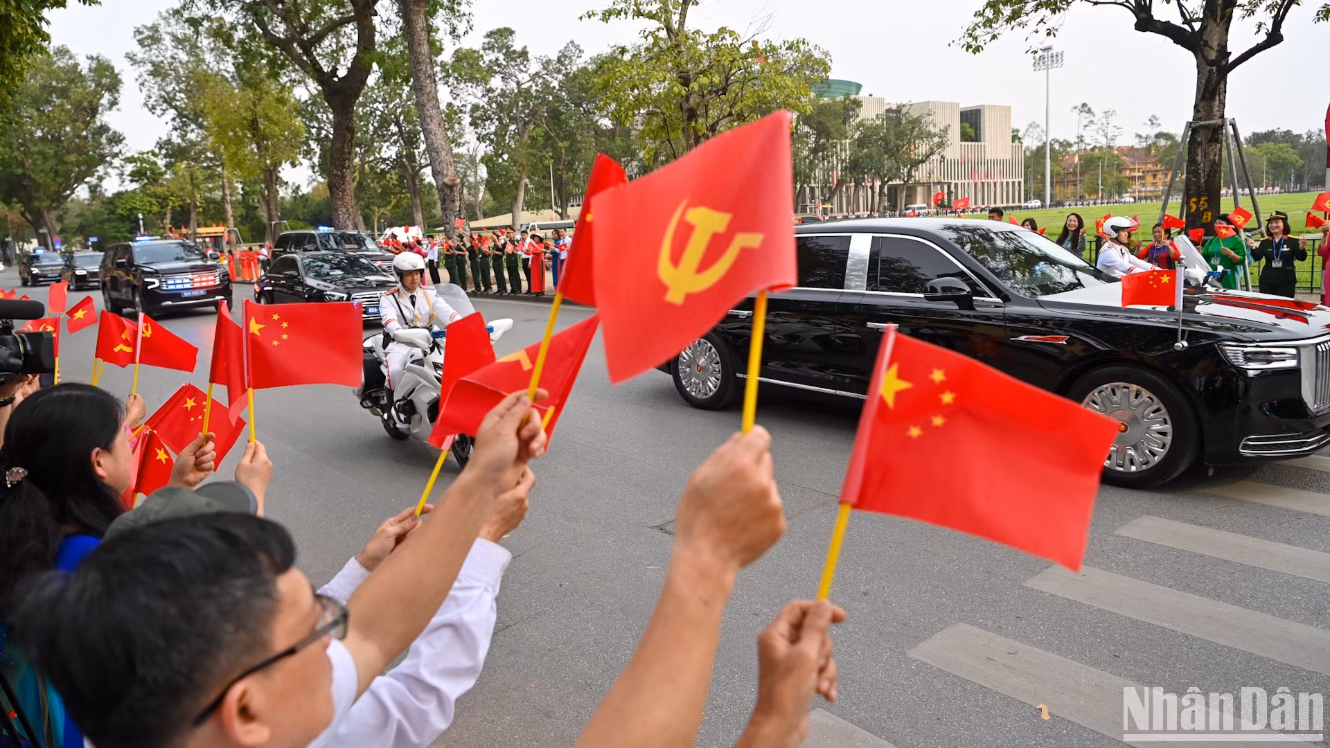 [Foto] Capitalinos vietnamitas dan calurosa bienvenida al máximo dirigente de China en visita de Estado
