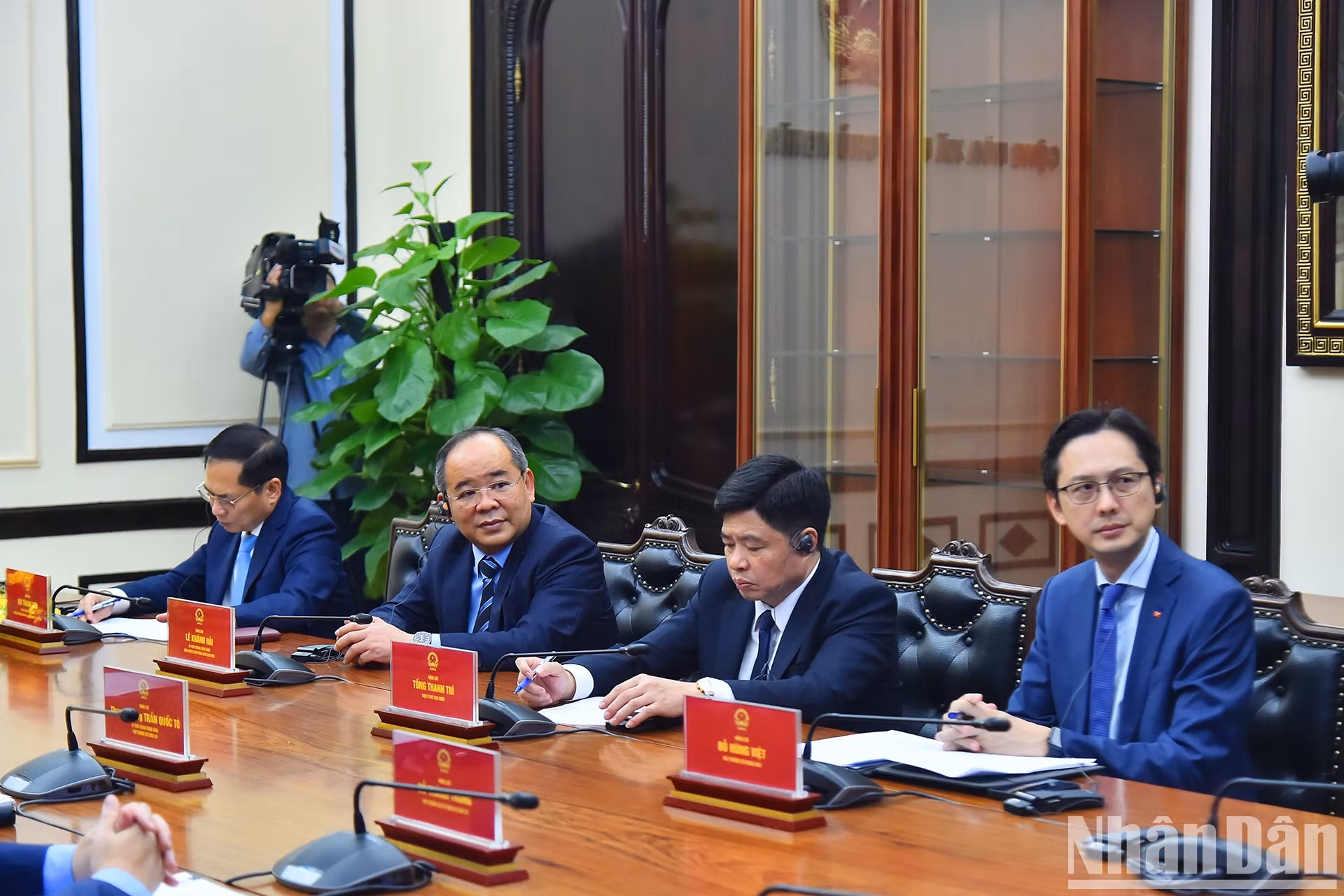 El vice primer ministro y titular de Relaciones Exteriores de Vietnam, Bui Thanh Son (primero a la izquierda), y otros funcionarios.