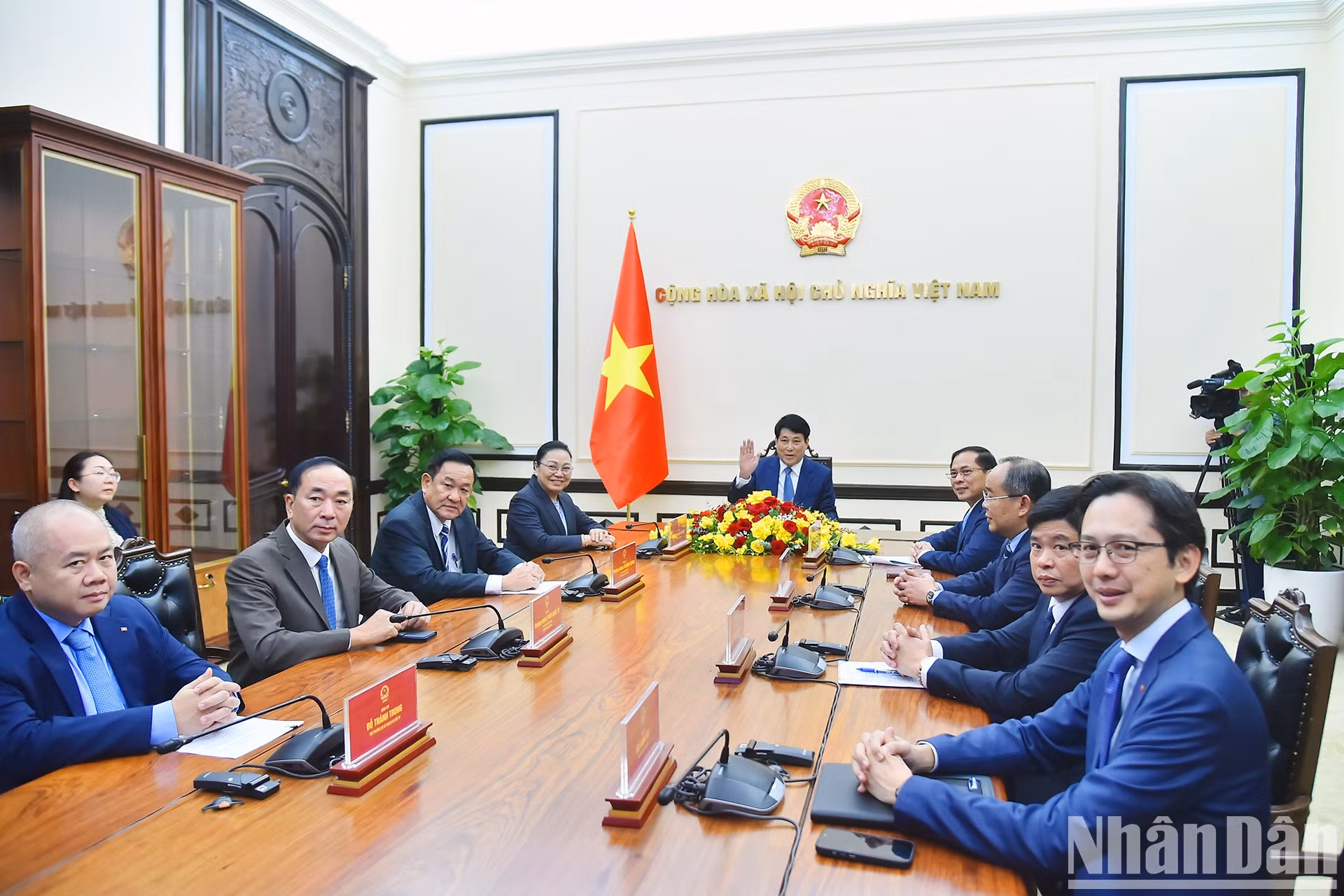 El presidente Luong Cuong y delegados a la sesión.