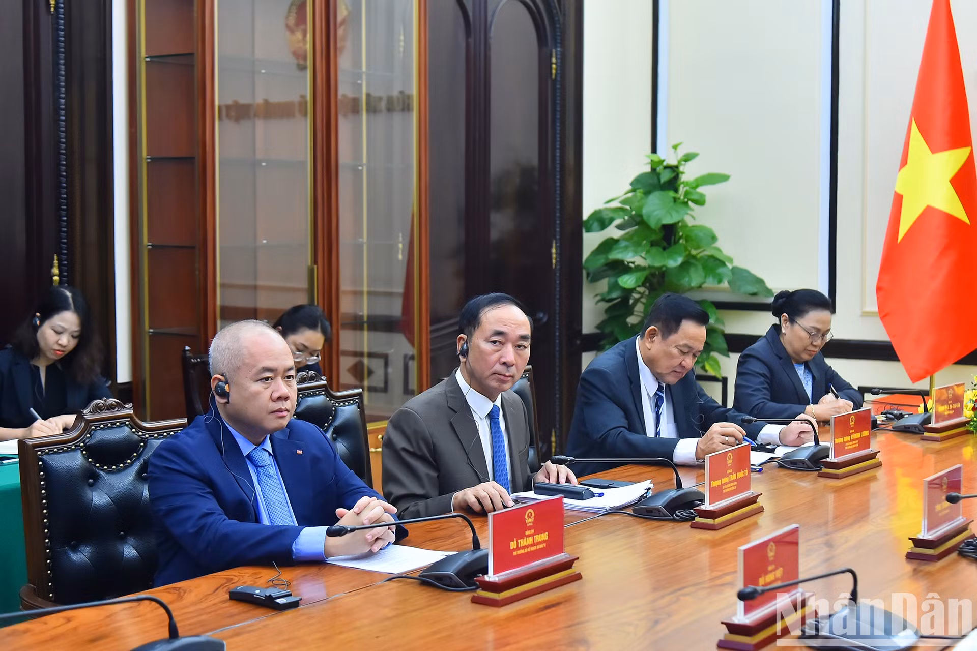 Entre los participantes se encuentra la embajadora de Laos en Vietnam, Khamphao Ernthavanh.