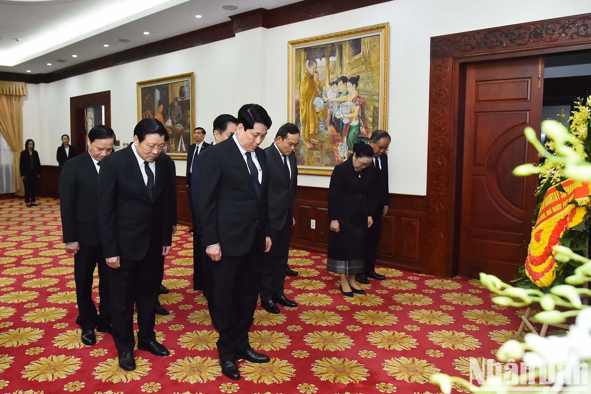 El presidente de Vietnam, Luong Cuong, junto con dirigentes del Estado y del Partido, rinde homenaje al difunto.