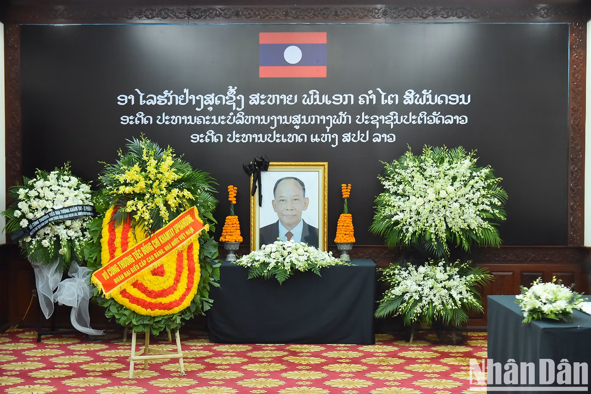 La Embajada de Laos en Vietnam efectúa un servicio conmemorativo y abre el libro de condolencias por el deceso del general Khamtay Siphandone.