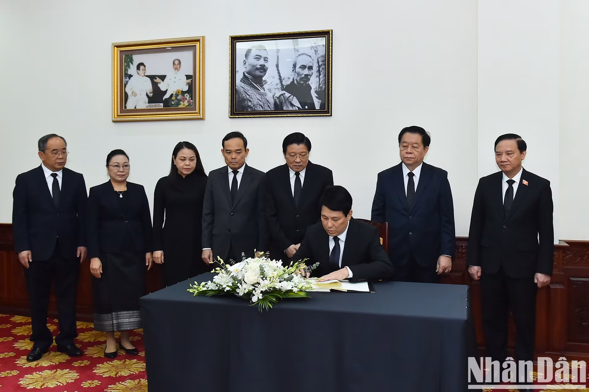 El presidente Luong Cuong firma el libro de condolencias.